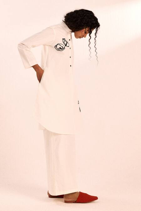 Buy_Kharakapas_White Cotton Embroidery Mandarin Collar Abstract Floral Kurta Set _Online_at_Aza_Fashions