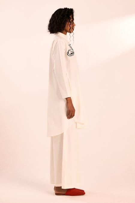 Shop_Kharakapas_White Cotton Embroidery Mandarin Collar Abstract Floral Kurta Set _Online_at_Aza_Fashions