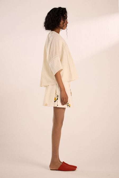 Kharakapas_White Cotton Round Neck Lace Detail Breeze Top _Online_at_Aza_Fashions