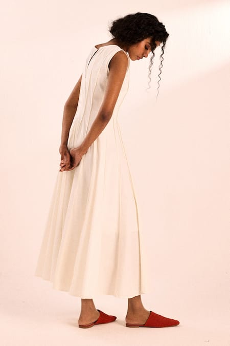 Buy_Kharakapas_White Cotton Round Neck Daisy Dance Maxi Dress _Online_at_Aza_Fashions