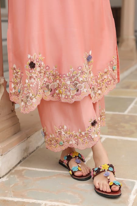 Buy_Label Niti Bothra_Peach Cotton Embroidery V-neck Floral Kurta Set 