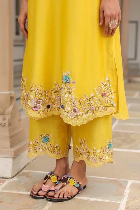 Buy_Label Niti Bothra_Yellow Cotton Embroidery V-neck Floral Kurta Set 
