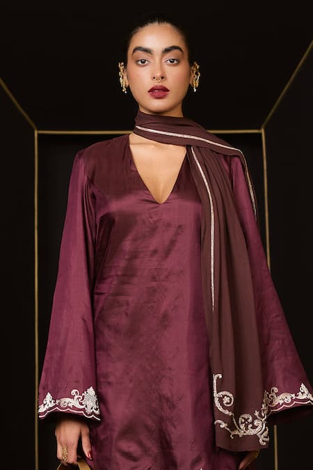 Shop_Ekaya Banaras_Maroon Silk Embroidery V-neck Kadhwa Banarasi Kurta Set _Online_at_Aza_Fashions
