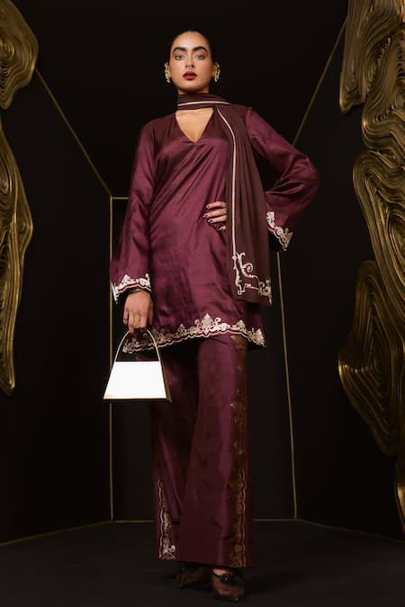 Ekaya Banaras_Maroon Silk Embroidery V-neck Kadhwa Banarasi Kurta Set _at_Aza_Fashions