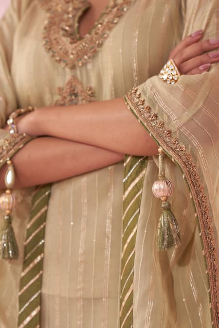 Buy_Studio Bagechaa_Green Organza Embroidery Round Neck Gulzaar Kaftan Set 