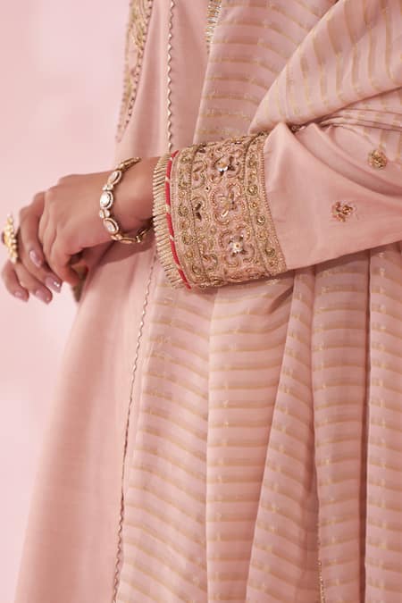 Buy_Studio Bagechaa_Blush Crepe, Organza, Kota Doria Embroidery V-neck Gulnar Pink Kurta Set 