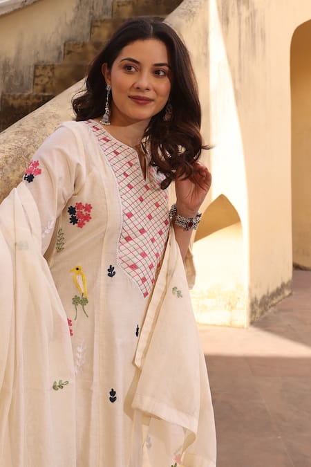 Buy_ASRUMO_Off White Chanderi Embroidery Split V-neck Aari Kurta Set _Online_at_Aza_Fashions