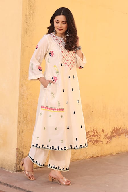 ASRUMO_Off White Chanderi Embroidery Split V-neck Aari Kurta Set _at_Aza_Fashions