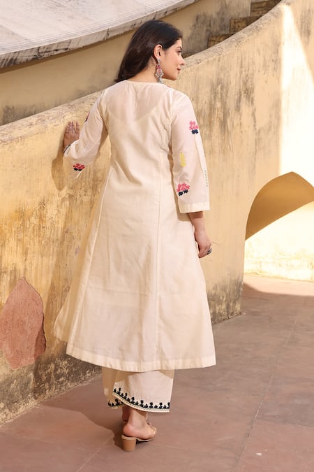 ASRUMO Chanderi Aari Embroidered Kurta Set 