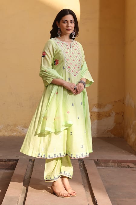 Shop ASRUMO Green Chanderi Embroidery V-neck Aari Kurta Set Online at Aza Fashions Shop_ASRUMO_Green Chanderi Embroidery V-neck Aari Kurta Set _Online_at_Aza_Fashions