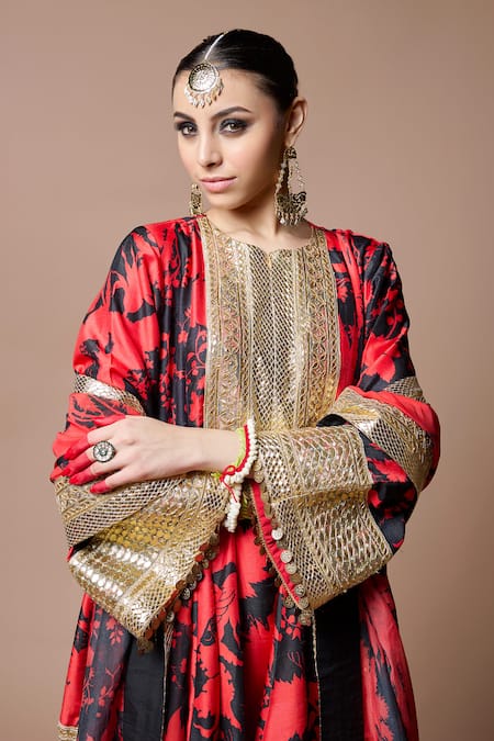 Ranbir Mukherjee Calcutta_Red Silk Gota Patti Round Neck And Black Suzani Kurta Set _at_Aza_Fashions