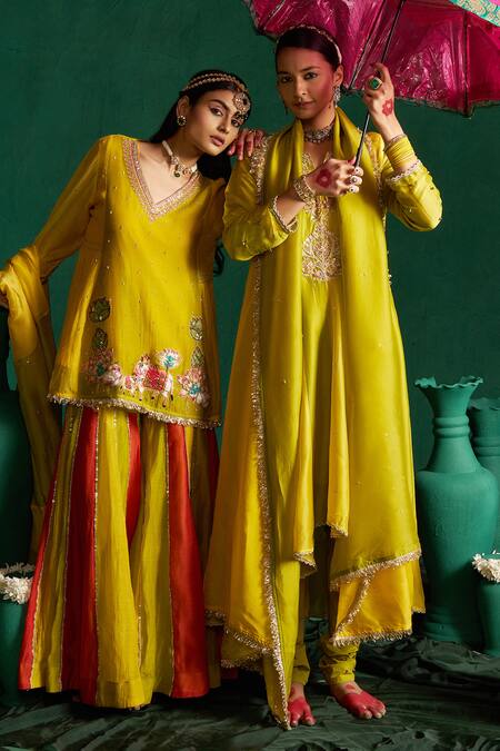 Buy Hirika & Dhruti Yellow Chanderi, Organza Embroidery V-neck Two Tone Patchwork Kurta Set Buy_Hirika & Dhruti_Yellow Chanderi, Organza Embroidery V-neck Two Tone Patchwork Kurta Set