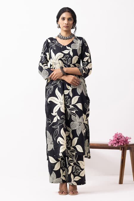 The Indian Cause_Black Cotton Sequins V-neck Block Printed Mira Kurta Set _Online_at_Aza_Fashions