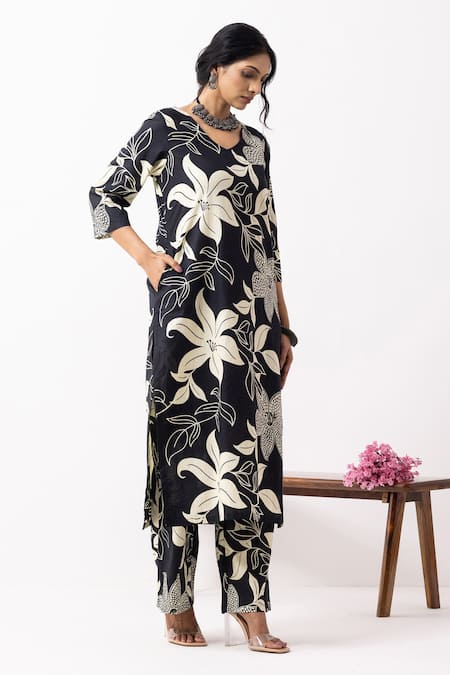 Buy_The Indian Cause_Black Cotton Sequins V-neck Block Printed Mira Kurta Set _Online_at_Aza_Fashions