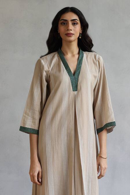 Roza_Ivory Linen V-neck Kurta Set _at_Aza_Fashions