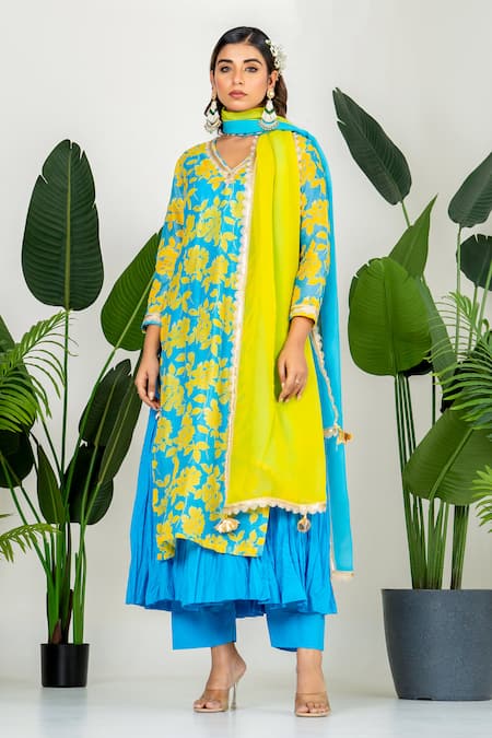 Yuvraani Jaipur_Blue Chanderi Embroidery, Tassels V-neck Floral Printed Kurta Set _Online_at_Aza_Fashions
