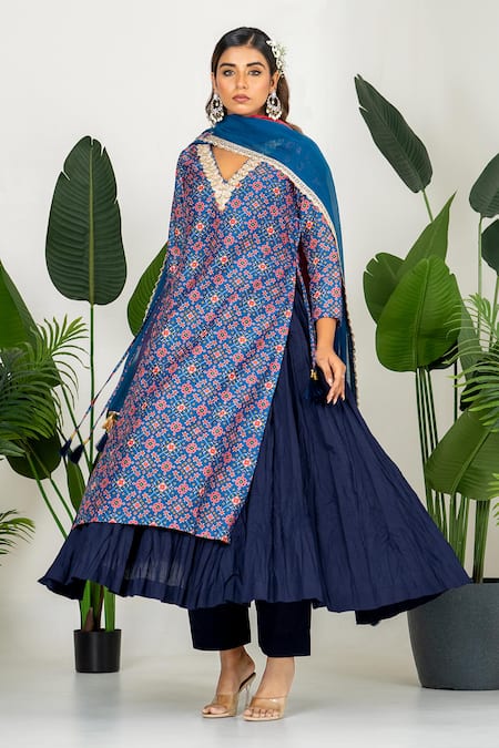 Yuvraani Jaipur_Blue Chanderi, Organza, Cotton Tassels V-neck Digital Printed Kurta Set _Online_at_Aza_Fashions