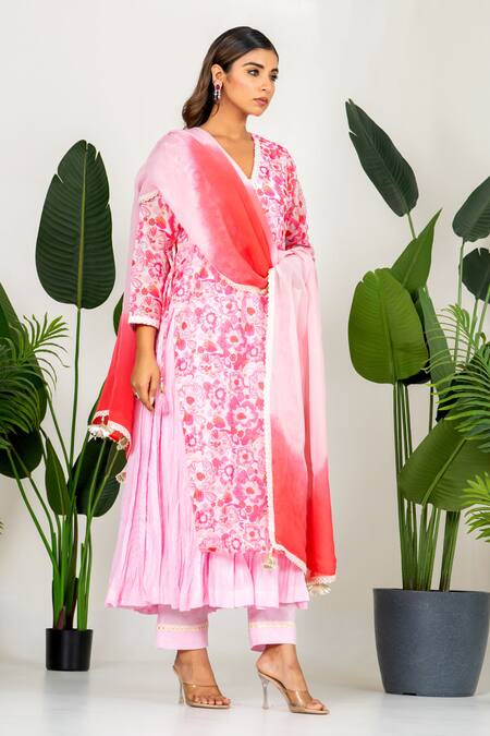 Buy_Yuvraani Jaipur_Pink Chanderi, Organza, Cotton V-neck Floral Printed Kurta Set _Online_at_Aza_Fashions