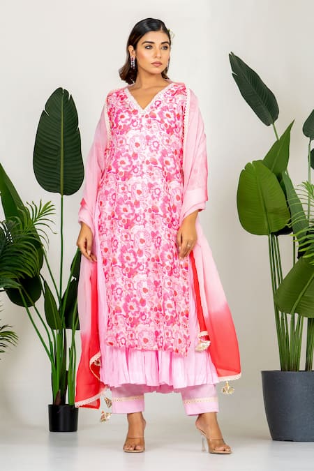 Yuvraani Jaipur_Pink Chanderi, Organza, Cotton V-neck Floral Printed Kurta Set _Online_at_Aza_Fashions