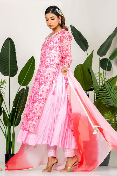 Yuvraani Jaipur_Pink Chanderi, Organza, Cotton V-neck Floral Printed Kurta Set _at_Aza_Fashions