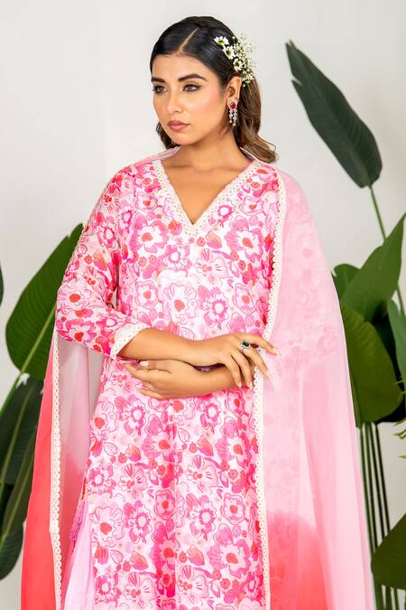 Buy_Yuvraani Jaipur_Pink Chanderi, Organza, Cotton V-neck Floral Printed Kurta Set 