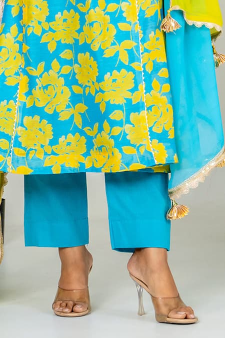 Buy_Yuvraani Jaipur_Teal Chanderi, Cotton, Organza Embroidery V-neck Floral Printed Kurta Set _Online_at_Aza_Fashions