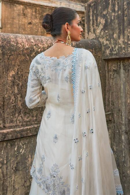 Vinita Bhansali Cream Silk, Satin Embroidery, Sequins Keyhole Neck Fusion Lehenga Set at Aza Fashions Vinita Bhansali_Cream Silk, Satin Embroidery, Sequins Keyhole Neck Fusion Lehenga Set _at_Aza_Fashions