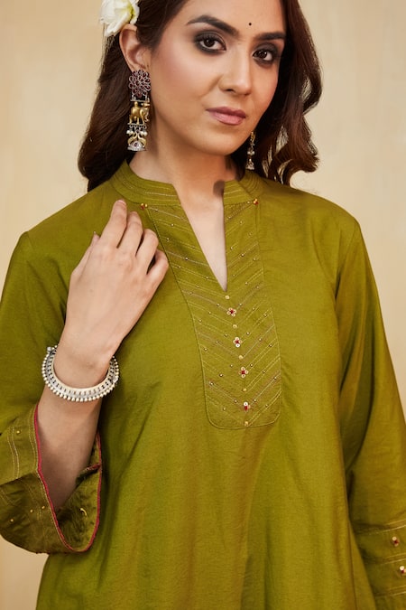 Buy_Mushio_Olive Green Cotton Beads Split V-neck Magenta And Hand Embroidered Kurta Set 