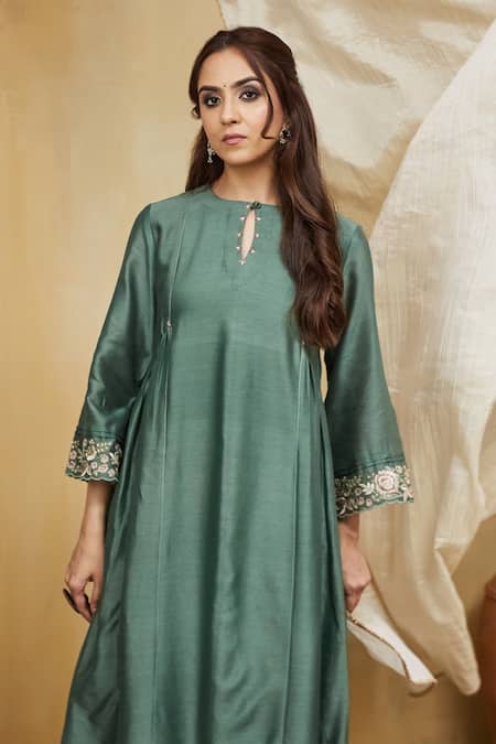 Mushio_Green Chanderi Embroidery Keyhole Neck Floral Kurta Set _Online_at_Aza_Fashions