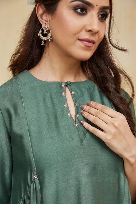Mushio_Green Chanderi Embroidery Keyhole Neck Floral Kurta Set _at_Aza_Fashions
