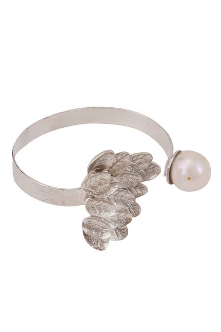 Buy_Trupti Mohta_Silver Plated Baroque Pearl Bracelet _Online_at_Aza_Fashions