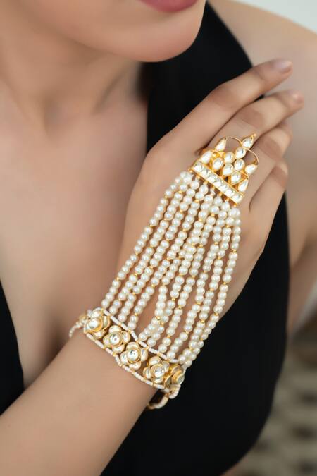 Buy_Do Taara_Gold Plated Kundan And Pearls Adjustable Hathphool _Online_at_Aza_Fashions