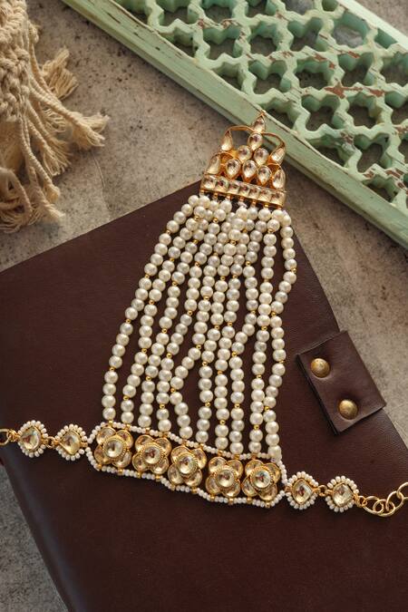 Shop_Do Taara_Gold Plated Kundan And Pearls Adjustable Hathphool _at_Aza_Fashions