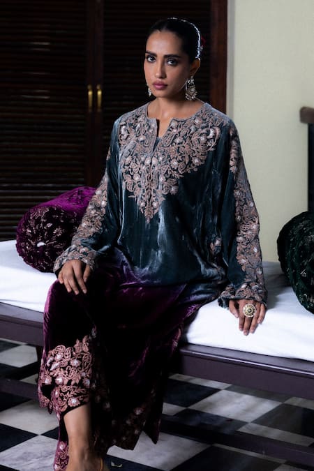 Angad Creations_Teal Embroidery Round Neck Velvet Kurta Set With _at_Aza_Fashions