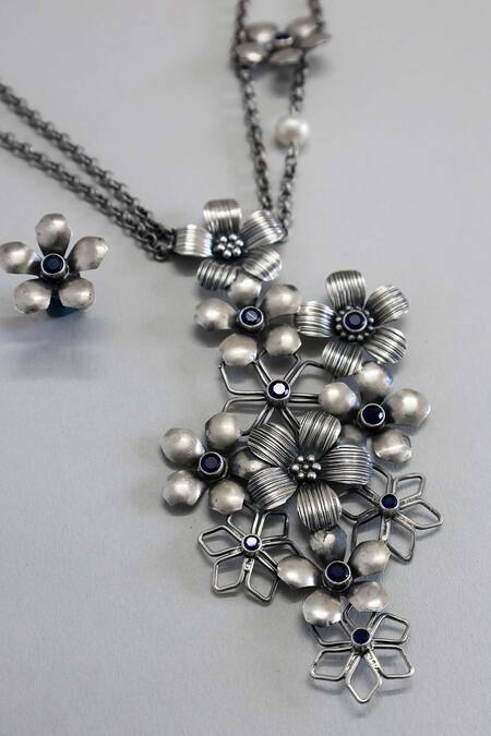 Mero Jewellery Silver Floral Necklace Set 