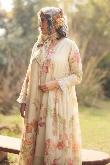 Paulmi And Harsh_Ivory Chanderi Embroidery Round Neck Kurta Set With Scarf _Online_at_Aza_Fashions