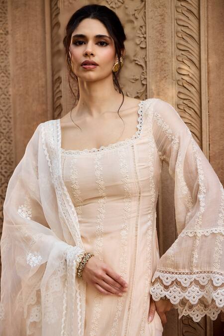 SAANJH BY LEA Peach Chanderi, Cotton Lace, Embroidery Square Neck Kurta Set With Dupatta Online at Aza Fashions SAANJH BY LEA_Peach Chanderi, Cotton Lace, Embroidery Square Neck Kurta Set With Dupatta _Online_at_Aza_Fashions