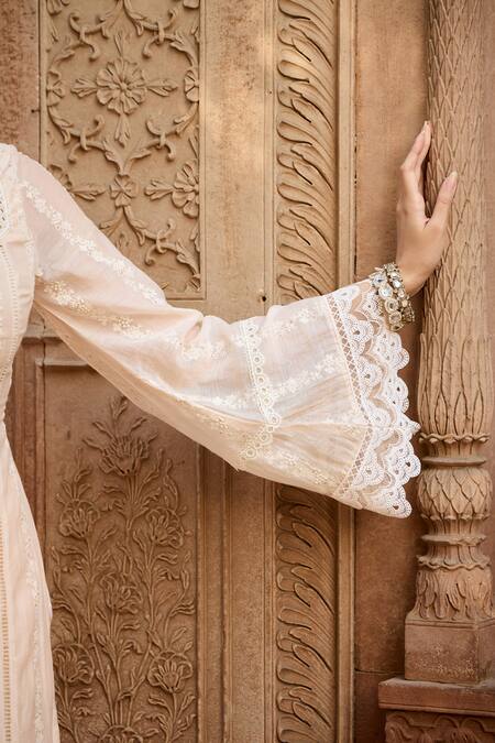 Shop SAANJH BY LEA Peach Chanderi, Cotton Lace, Embroidery Square Neck Kurta Set With Dupatta Online at Aza Fashions Shop_SAANJH BY LEA_Peach Chanderi, Cotton Lace, Embroidery Square Neck Kurta Set With Dupatta _Online_at_Aza_Fashions