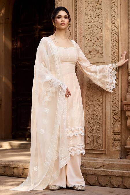 SAANJH BY LEA Peach Chanderi, Cotton Lace, Embroidery Square Neck Kurta Set With Dupatta at Aza Fashions SAANJH BY LEA_Peach Chanderi, Cotton Lace, Embroidery Square Neck Kurta Set With Dupatta _at_Aza_Fashions