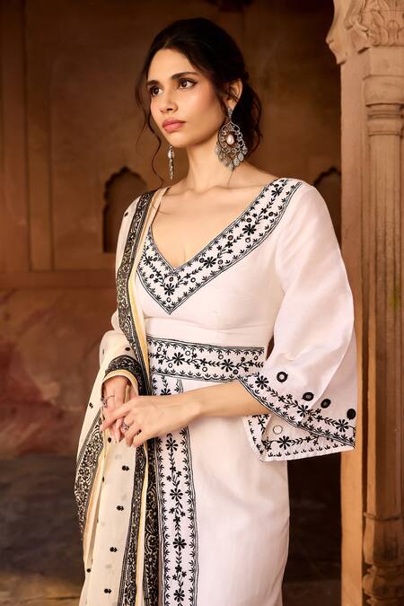 SAANJH BY LEA White Cotton Embroidery V-neck And Black Kurta Set Online at Aza Fashions SAANJH BY LEA_White Cotton Embroidery V-neck And Black Kurta Set _Online_at_Aza_Fashions