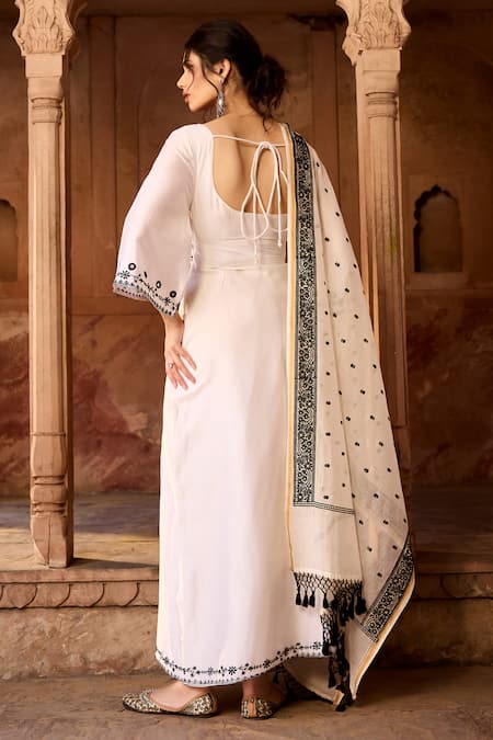 Shop SAANJH BY LEA White Cotton Embroidery V-neck And Black Kurta Set at Aza Fashions Shop_SAANJH BY LEA_White Cotton Embroidery V-neck And Black Kurta Set _at_Aza_Fashions