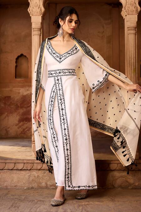 Buy SAANJH BY LEA White Cotton Embroidery V-neck And Black Kurta Set Online at Aza Fashions Buy_SAANJH BY LEA_White Cotton Embroidery V-neck And Black Kurta Set _Online_at_Aza_Fashions