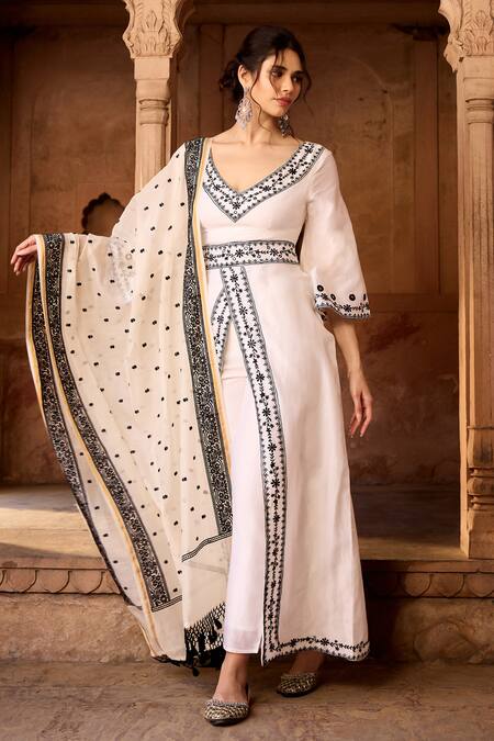 Shop SAANJH BY LEA White Cotton Embroidery V-neck And Black Kurta Set Online at Aza Fashions Shop_SAANJH BY LEA_White Cotton Embroidery V-neck And Black Kurta Set _Online_at_Aza_Fashions