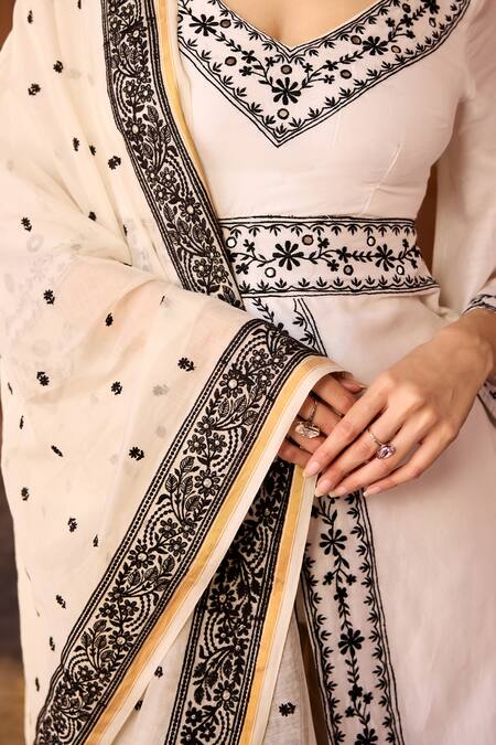 SAANJH BY LEA White Cotton Embroidery V-neck And Black Kurta Set at Aza Fashions SAANJH BY LEA_White Cotton Embroidery V-neck And Black Kurta Set _at_Aza_Fashions