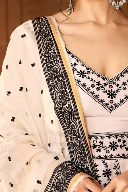 Buy SAANJH BY LEA White Cotton Embroidery V-neck And Black Kurta Set Buy_SAANJH BY LEA_White Cotton Embroidery V-neck And Black Kurta Set