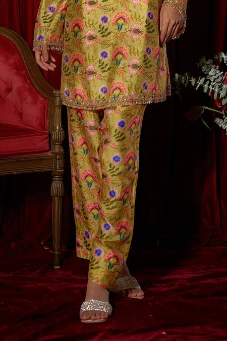 Brinda Sneha Green Ramie, Silk Crystals V-neck Embroidered Kurta Set Online at Aza Fashions Brinda Sneha_Green Ramie, Silk Crystals V-neck Embroidered Kurta Set _Online_at_Aza_Fashions