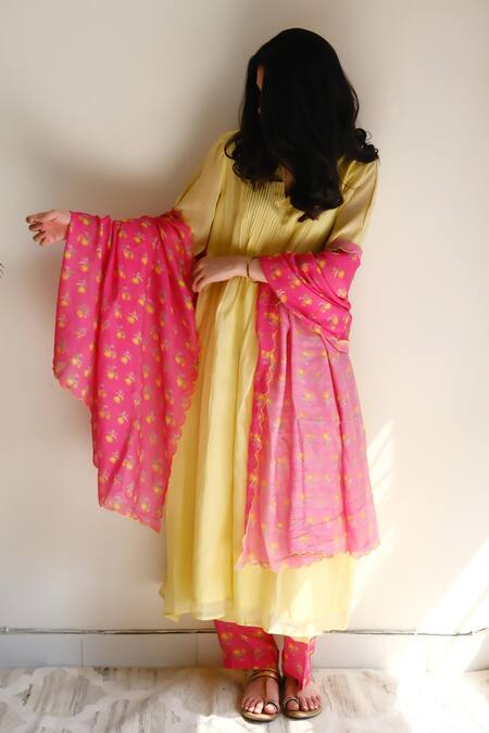 Juanita By Shubhda_Yellow Chanderi Embroidery Split V-neck Pintuck Kurta Set With Dupatta _at_Aza_Fashions