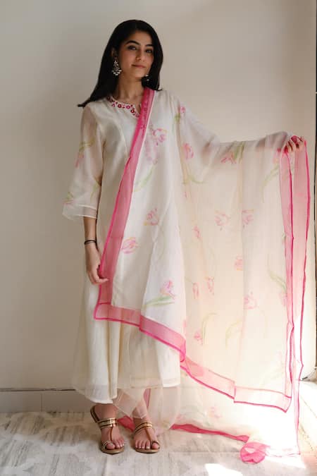 Buy_Juanita By Shubhda_Ivory Chanderi, Cotton Embroidery Split V-neck Handwoven Kurta Set 