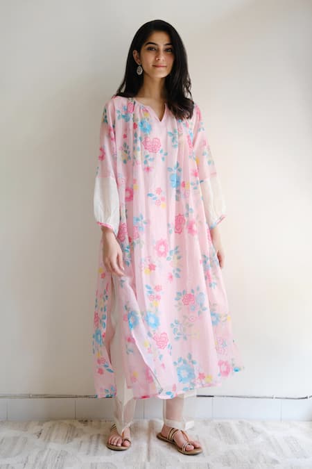 Buy_Juanita By Shubhda_Blush Chanderi V-neck Floral Printed Kurta Set _Online_at_Aza_Fashions