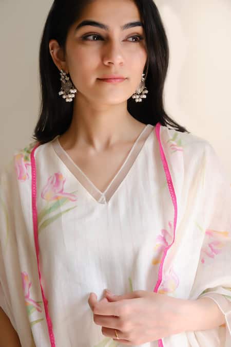Buy_Juanita By Shubhda_Ivory Organza Embroidery V-neck Floral Kurta Set 